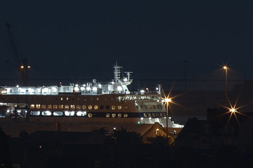 photo de deux ferries à quai dans le port de cherbourg