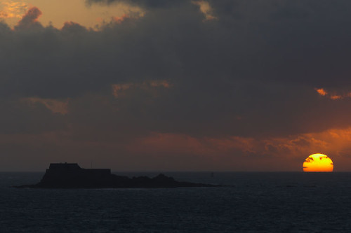 photo de soleil couchant dans la baie de Saint-Malo