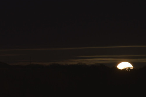 photo du fort du roule avec son projecteur en étoile et la lune qui se lève