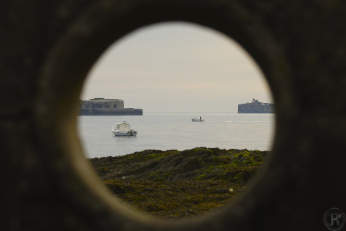 digue de Cherbourg à travers un hublot