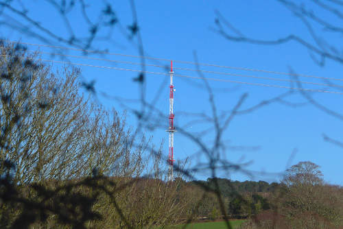 lune qui passe au-dessus d'une antenne cellulaire rouge et blanche