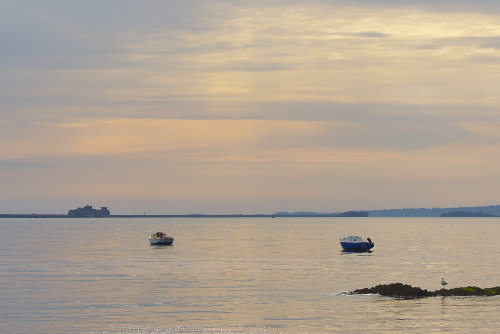 les couleurs du ciel se reflètent dans la mer