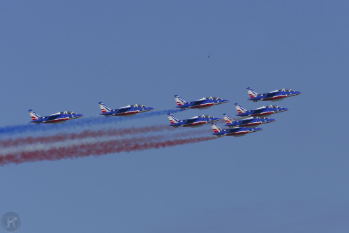 la patrouille de france en formation avec les fumées bleu blanc rouge