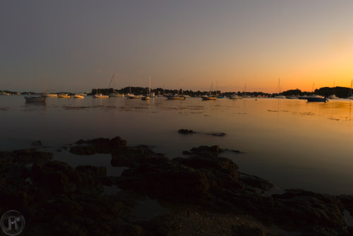 coucher de soleil sur la mer et des bateaux