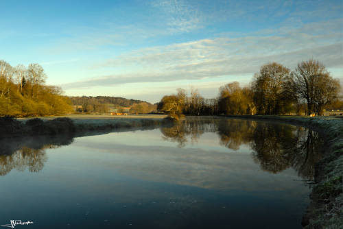 Reflet de nuages dans l'oust au petit matin