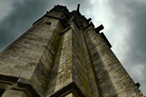 La cathédrale de Josselin en contre-plongée